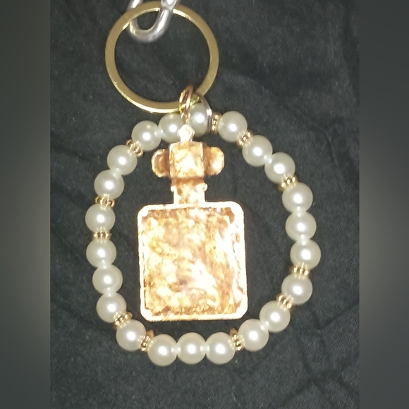 Elegant Gold and White Key Holder Accessory - Picture 4 of 5
